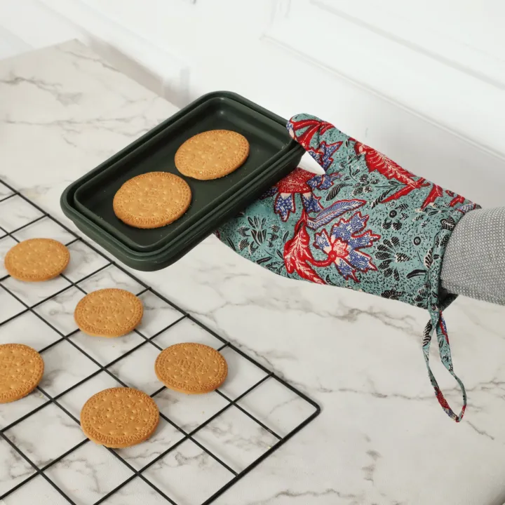 Batik Oven Mittens, heat-resistant batik oven mitts — detail 2