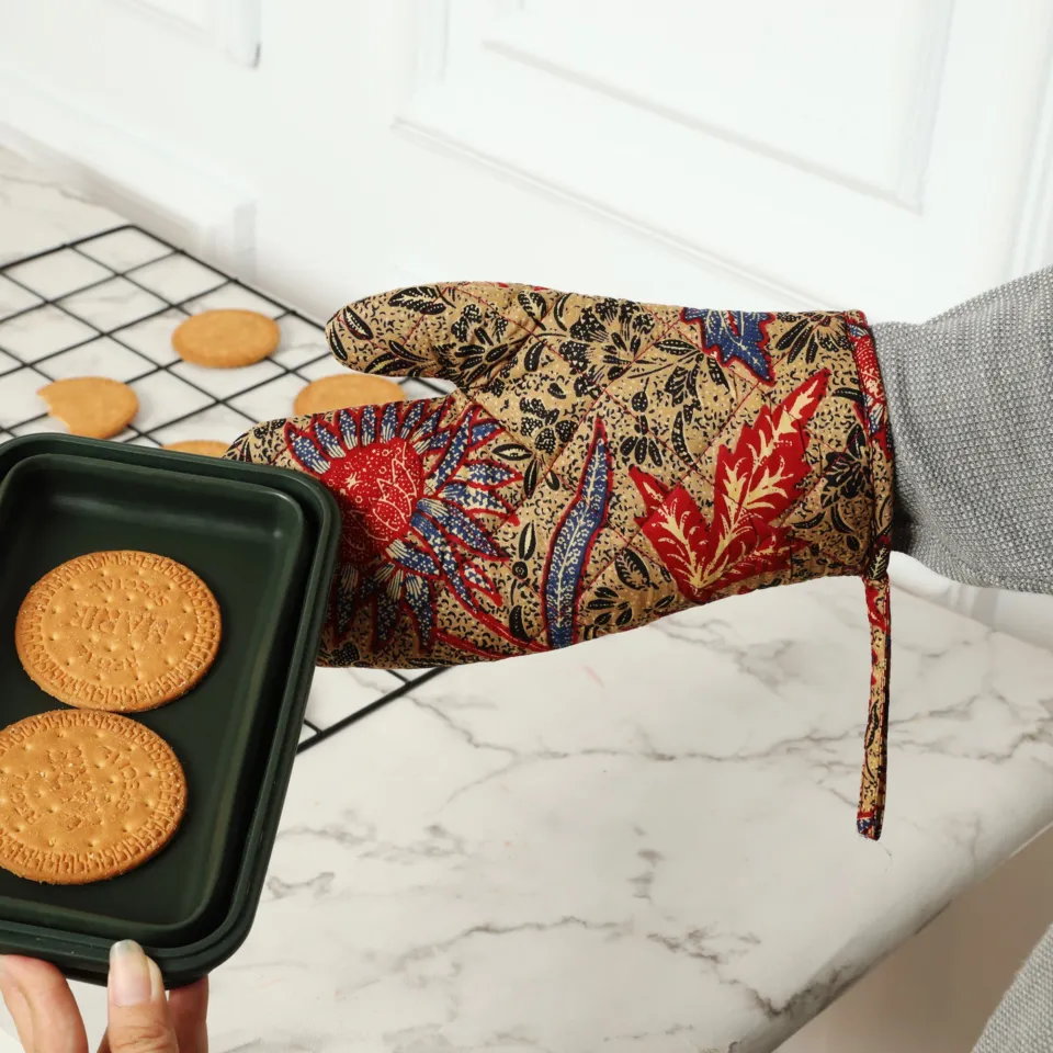 Batik Oven Mittens in batik fabric with a heat-resistant lining